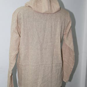 Op de afbeelding: Een beige hoodie met lange mouwen. De hoodie is gemaakt van een zachte, gestructureerde stof.