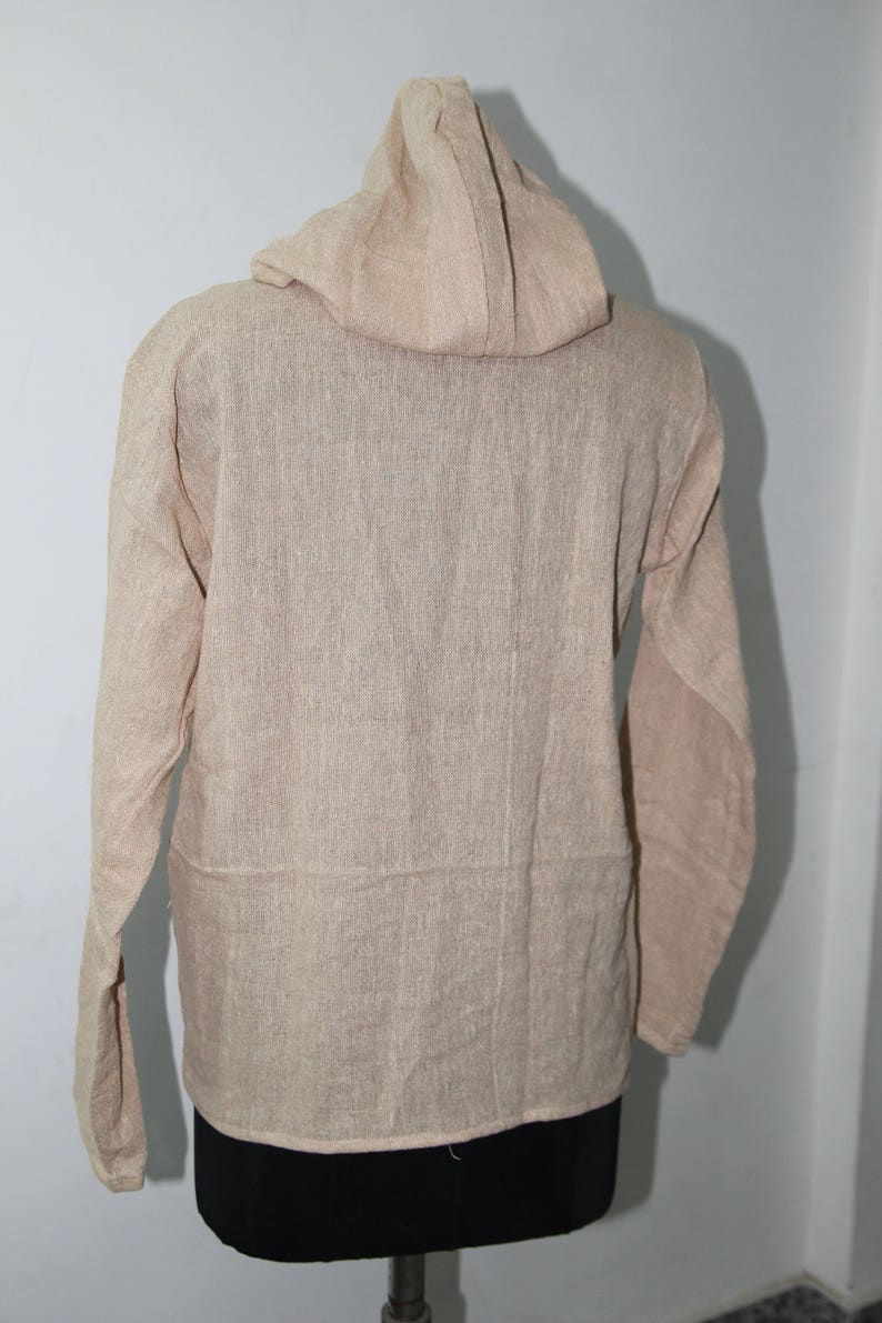 Op de afbeelding: Een beige hoodie met lange mouwen. De hoodie is gemaakt van een zachte, gestructureerde stof.