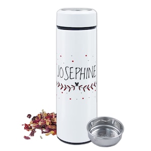 Op de afbeelding: Witte geïsoleerde roestvrijstalen waterfles met een zwarte dop en een zwart en rood ontwerp met de tekst "JOSEPHINE" met een hart en bladeren. De fles heeft een verwijderbare roestvrijstalen infuser.