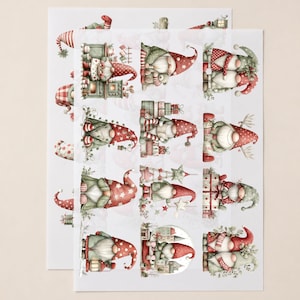Peut inclure: Une planche d'autocollants présentant plusieurs illustrations de gnomes vêtus de rouge et de vert. Les gnomes ont de longues barbes blanches, portent des bonnets pointus et interagissent avec des objets festifs comme des cadeaux et des étoiles.