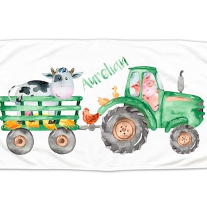 Peut inclure: Un tracteur vert avec un cochon au volant tire une charrette avec une vache et des poussins. Le tracteur a un tuyau d'échappement noir et des roues noires. La charrette est verte avec des bottes de foin et des tournesols. Le texte "Aurelian" est écrit en vert au-dessus du tracteur.