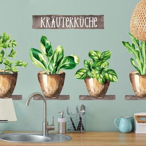 Op de afbeelding: Een set van vier muurstickers in aquarelstijl met potplanten. De stickers zijn gelabeld met "KRÄUTERKÜCHE" en tonen peterselie, spinazie, basilicum en rucola.