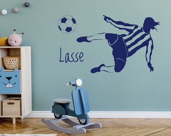 Wandtattoo Fussball mit Name Kinderzimmer, Geschenk für Junge, Fussballspieler mit Ball, personalisierte Fußball Geschenke für Kinder