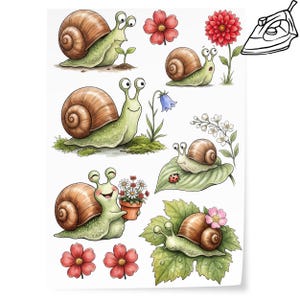 Könnte beinhalten: Ein Bogen mit Aufbügelbildern, der mehrere Illustrationen von braunschaligen Schnecken mit hellgrünen Körpern, verschiedenen roten und blauen Blumen, einer kleinen Topfpflanze, einem Marienkäfer und einer schwarz-weißen Strichzeichnung eines Bügeleisens zeigt.