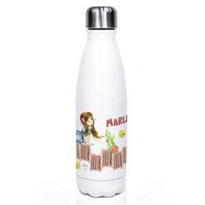 Könnte beinhalten: Weiße Edelstahl-Wasserflasche mit einer bunten Illustration einer Meerjungfrau mit dem Namen "MARLI" auf der Flasche.