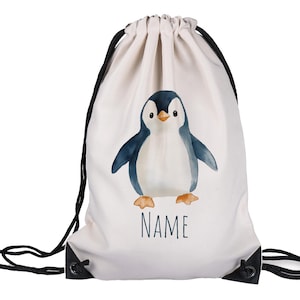 Könnte beinhalten: Ein weißer Kordelzugrucksack mit einer Aquarellillustration eines Pinguins in Blau und Schwarz. Der Pinguin hat orangefarbene Füße und einen gelben Schnabel. Das Wort "NAME" ist in Dunkelblau unter dem Pinguin aufgedruckt. Die Tasche hat schwarze Kordelzüge.