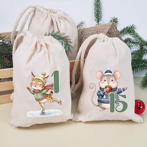 Peut inclure: Deux sacs à cordon en toile blanc cassé avec des illustrations de fête. Le sac de gauche montre un lynx portant un pull et un bonnet verts faisant du patin à glace avec le chiffre 1. Le sac de droite montre une souris en pull bleu tenant un gland avec le chiffre 15.