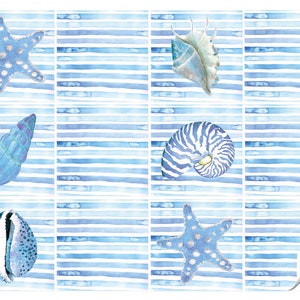 Op de afbeelding: Een set van zes aquarel illustraties van schelpen en zeesterren op een blauw-wit gestreepte achtergrond. De illustraties zijn in vintage stijl en tonen een verscheidenheid aan schelpen, waaronder een schelp, een nautilus schelp en een tweekleppige schelp. De zeesterren zijn ook in verschillende kleuren en maten.