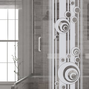 Può includere: Una porta doccia in vetro satinato con un motivo di cerchi sovrapposti e linee verticali. Il design è in tonalità di grigio.