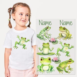 Może przedstawiać: Biała koszulka z zieloną ilustracją żaby. Koszulka jest spersonalizowana słowem "Imię" wydrukowanym dwa razy. Są dodatkowe obrazy zielonych żab na białym tle.