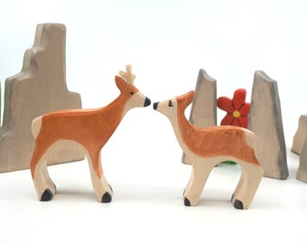 Houten speelgoed van de familie Deerlings, beeldjes van de familie Deer