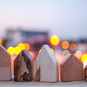 Holzhäuser, Holzhausdekoration, Holzspielereien - Fünfer-Set, Wohndekoration, Tischplatte Holzkunstskulpturen, Holzblockhäuser