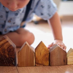 Holzhäuser, Holzhausdekoration, Holzspielereien - Fünfer-Set, Wohndekoration, Tischplatte Holzkunstskulpturen, Holzblockhäuser