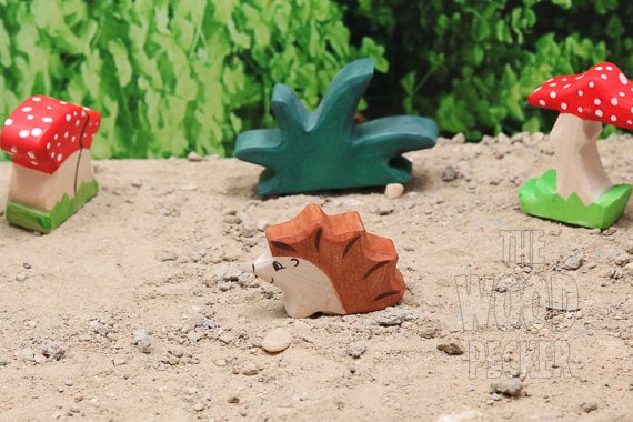 Hérisson en bois Waldorf, Animaux jouets bio, Ver, Jouet en bois