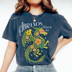 Chemise confort fleurie Abraxos, T-shirt fleuri Manon Blackbeak Abraxos, T-shirt dragon fantaisie, TOG Merch, T-shirt The Thirteen, cadeau club de lecture