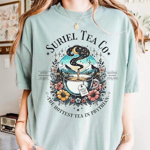 Suriel Tea Co Shirt, ACOTAR Suriel Tee Shirt, Velaris T-Shirt, Ein Gericht der Dornen und Rosen Shirt, SJM Merch, Bücherwurm Shirt, Buch-Liebhaber Geschenk
