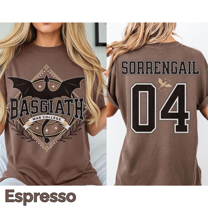 K&ouml;nnte beinhalten: Espressofarbenes T-Shirt mit einem Front-Grafikdesign, das einen Drachen und den Text "BASGIATH WAR COLLEGE" zeigt. Auf der R&uuml;ckseite des Shirts steht "SORRENGAIL" &uuml;ber der Nummer "04" in einem schwarz-wei&szlig;en Design. Das Shirt ist ein Freizeitartikel.