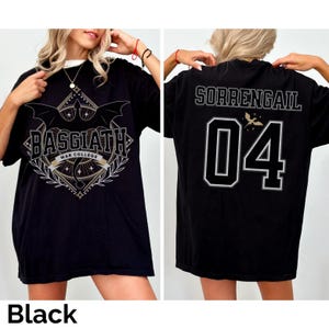 K&ouml;nnte beinhalten: Schwarzes T-Shirt mit dem Text "BASGIATH WAR COLLEGE" und einem Fledermausfl&uuml;gel-Design auf der Vorderseite. Auf der R&uuml;ckseite des Shirts steht "SORRENGAIL 04" in wei&szlig;er Schrift. Ein l&auml;ssiges Kleidungsst&uuml;ck.