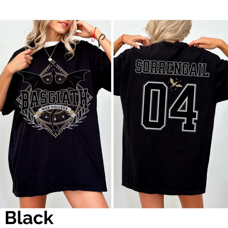 K&ouml;nnte beinhalten: Schwarzes T-Shirt mit dem Text "BASGIATH WAR COLLEGE" und einem Fledermausfl&uuml;gel-Design auf der Vorderseite. Auf der R&uuml;ckseite des Shirts steht "SORRENGAIL 04" in wei&szlig;er Schrift. Ein l&auml;ssiges Kleidungsst&uuml;ck.