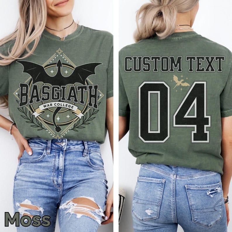 K&ouml;nnte beinhalten: Moosgr&uuml;nes T-Shirt mit einem Drachendesign und dem Text "BASGIATH WAR COLLEGE". Auf der R&uuml;ckseite des Shirts steht "CUSTOM TEXT" und die Nummer "04". Das Shirt wird mit einer blauen Jeans kombiniert. Ein l&auml;ssiges Kleidungsst&uuml;ck.