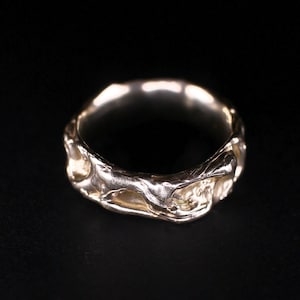 Organische zilveren ring met gesmolten lavatextuur • Sterling dikke band