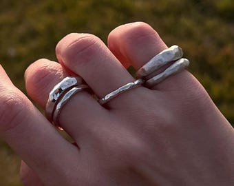 Anillos de plata orgánica hechos a mano: apilables o para usar solos.