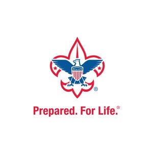Puede incluir: El logotipo de los Boy Scouts of America presenta un águila azul con un escudo rojo, blanco y azul, posada sobre una flor de lis roja. El texto "Prepared. For Life." está debajo del logotipo.