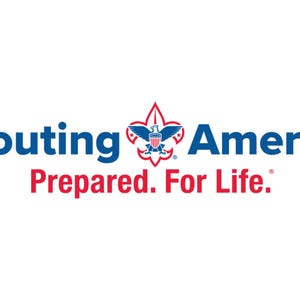Puede incluir: Logotipo azul y blanco para Scouting America con el texto "Prepared. For Life." en rojo.