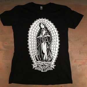Alle hagel de godin, Maagd lelie van Guadalupe II vrouwen T-shirt van 7 13 Productions Lily Munster als de Vrouwe van Guadalupe Maagd Maria