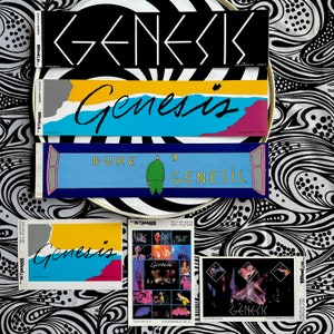 Op de afbeelding: Een verzameling vintage Genesis bandmerchandise, waaronder bumperstickers en mini-posters. De bumperstickers tonen de bandnaam in verschillende lettertypen en kleuren. De mini-posters tonen concertfoto's en albumhoezen.