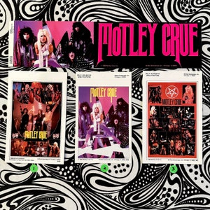 Puede incluir: Una colección de pegatinas y mini-pósteres vintage de Motley Crue. Los artículos presentan el logotipo de la banda e imágenes de los miembros. La paleta de colores incluye rosa, negro y blanco, con un fondo estampado en blanco y negro.