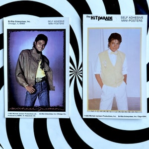 Puede incluir: Dos mini-pósteres autoadhesivos vintage con Michael Jackson. Uno lo muestra con una chaqueta de cuero marrón y vaqueros, el otro con un chaleco crema y pantalones blancos. Los pósteres son de los años 80.