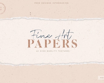 Op de afbeelding: Een digitale afbeelding met lichtbeige gestructureerd papier met gescheurde randen. De tekst luidt Pede Designs Introducing, Fine Art Papers, 42 High-Quality Textures, Vol. 1 en JPG Files. Het ontwerp heeft een gespikkeld uiterlijk.