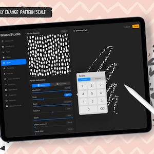Może przedstawiać: Zrzut ekranu z aplikacji do tworzenia grafiki cyfrowej na iPadzie z czarnym tłem. Aplikacja nazywa się "Brush Studio" i oferuje wiele ustawień do tworzenia grafiki cyfrowej. Aplikacja pokazuje wz&oacute;r białych kropek na czarnym tle. Użytkownik może łatwo zmienić skalę wzoru za pomocą klawiatury numerycznej na ekranie. Tekst "YOU CAN EASILY CHANGE PATTERN SCALE" jest widoczny w g&oacute;rnej części ekranu.