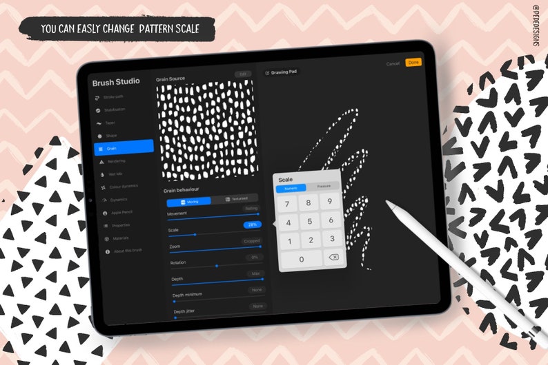 Może przedstawiać: Zrzut ekranu z aplikacji do tworzenia grafiki cyfrowej na iPadzie z czarnym tłem. Aplikacja nazywa się "Brush Studio" i oferuje wiele ustawień do tworzenia grafiki cyfrowej. Aplikacja pokazuje wz&oacute;r białych kropek na czarnym tle. Użytkownik może łatwo zmienić skalę wzoru za pomocą klawiatury numerycznej na ekranie. Tekst "YOU CAN EASILY CHANGE PATTERN SCALE" jest widoczny w g&oacute;rnej części ekranu.