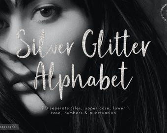 Könnte beinhalten: Ein digitales Grafikset mit dem Titel Silver Glitter Alphabet mit Text in silberner Glitzertextur. Das Bild enthält den Text 70 separate files, upper case, lower case, numbers & punctuation sowie ein kreisförmiges Abzeichen mit PNG files.