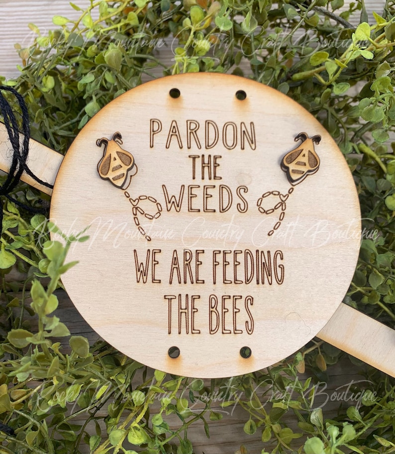 Cartello Da Giardino In Alluminio 17,5x22 Cm 'Pardon The Weeds We Are Feeding The Bees' Con Paletto, Resistente Alle Intemperie, Decorazione Esterna - 2