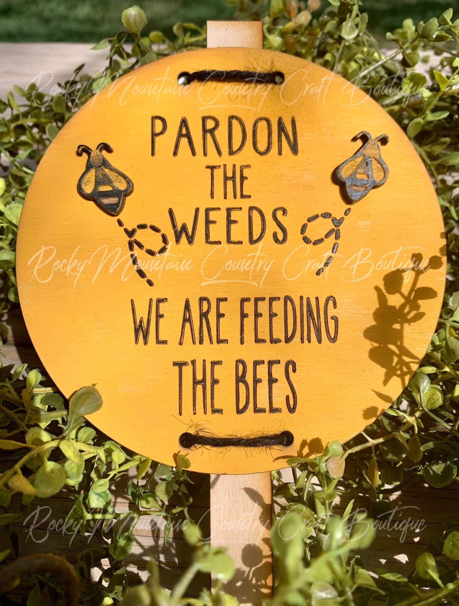 Cartel Resistente Clima Con Estaca Cartel De Aluminio 'Pardon The Weeds' - 17.5x22 Cm, Con Estaca Para Jardín O Patio Decoración Exterior Abejas