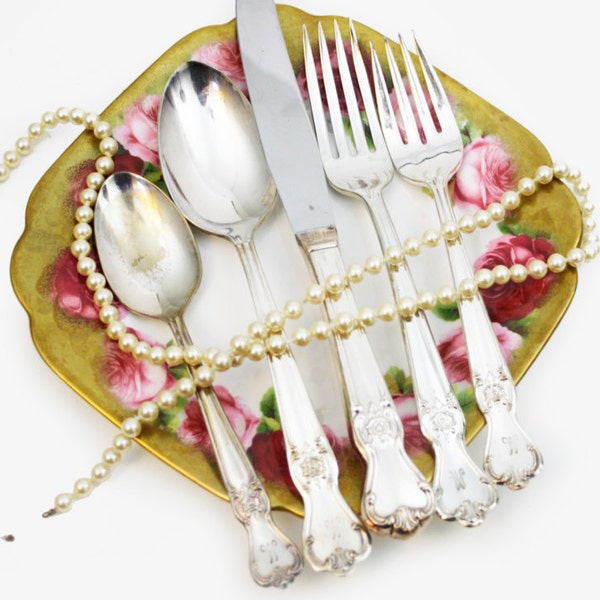 VENTE pièce 5 couverts Place cadre, ancienne compagnie plaque, monogramme M Floral élégant argenterie, victorien, salle à manger ensemble, Shabby Chic à manger