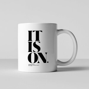 Es ist auf. Aspirational Coffee, Tea, Brooklyn, Bronx Queens, NYC, Helvetica, Musik, Lustig, Arbeit, Büro, Zitat, Küche, Geschenk