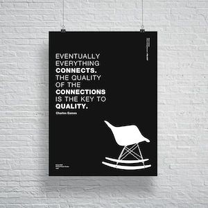 Pode incluir: Um pôster preto e branco com uma citação de Charles Eames: "Eventualmente tudo se conecta. A qualidade das conexões é a chave para a qualidade." O pôster também apresenta uma silhueta branca de uma cadeira de balanço.
