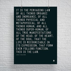 Könnte beinhalten: Ein schwarzes Poster mit weißem Text, das Louis Sullivan zitiert: "IT IS THE PERVADING LAW...THAT FORM EVER FOLLOWS FUNCTION. THIS IS THE LAW." Das Poster hängt an einer weißen Backsteinmauer.