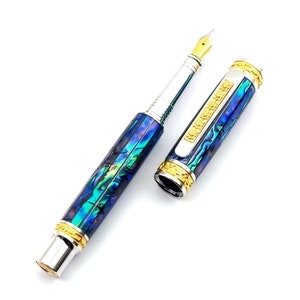 Op de afbeelding: Een blauwe en groene abalone-schelp vulpen met gouden accenten en een zilveren afwerking.