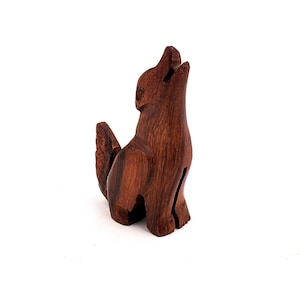 Wüsteneisenholz Howling Coyote Schnitzerei