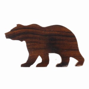 Op de afbeelding: Een houten beren-silhouet uitsnijding, gesneden uit donkerbruin hout met een houtnerfpatroon.