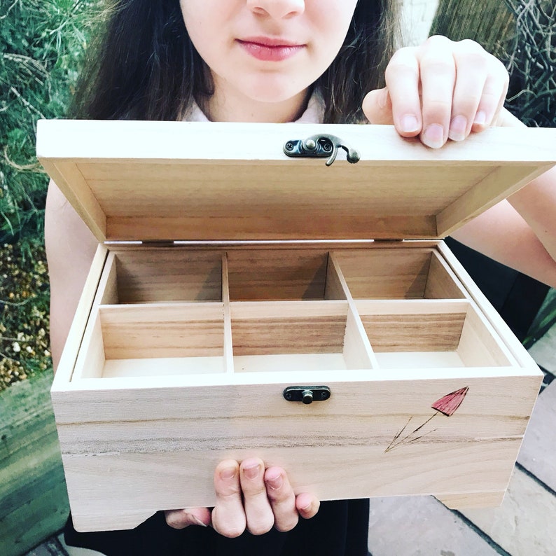 Meadow personalised keepsake memory box, floral design, hinged lid large wooden box, jewellery box, bespoke box 画像 2