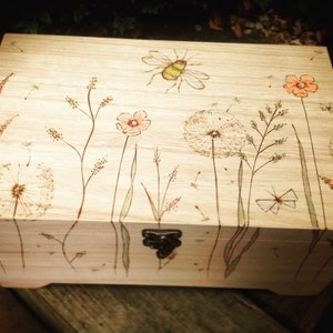 Meadow personalised keepsake memory box, floral design, hinged lid large wooden box, jewellery box, bespoke box 画像 1