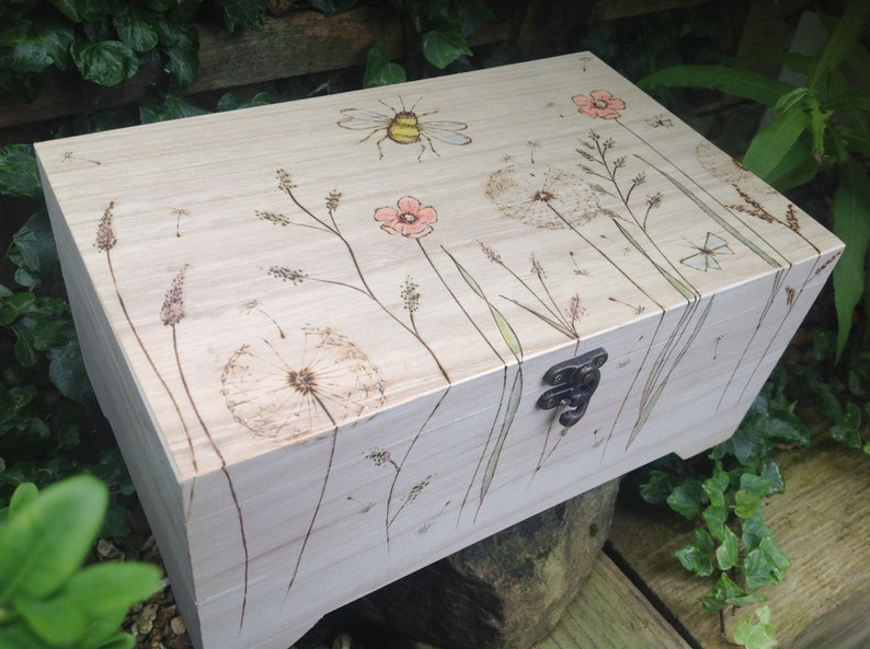 Meadow personalised keepsake memory box, floral design, hinged lid large wooden box, jewellery box, bespoke box 画像 4