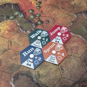 Pode incluir: Quatro pe&ccedil;as de jogo hexagonais com diferentes op&ccedil;&otilde;es de movimento: Andar, Correr, Sprintar e Saltar. Cada pe&ccedil;a tem uma cor diferente e um n&uacute;mero de espa&ccedil;os que podem ser movidos. As pe&ccedil;as est&atilde;o em um tabuleiro de jogo hexagonal marrom e verde.