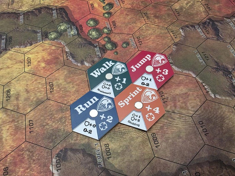 Pode incluir: Quatro pe&ccedil;as de jogo hexagonais com diferentes op&ccedil;&otilde;es de movimento: Andar, Correr, Sprintar e Saltar. Cada pe&ccedil;a tem uma cor diferente e um n&uacute;mero de espa&ccedil;os que podem ser movidos. As pe&ccedil;as est&atilde;o em um tabuleiro de jogo hexagonal marrom e verde.